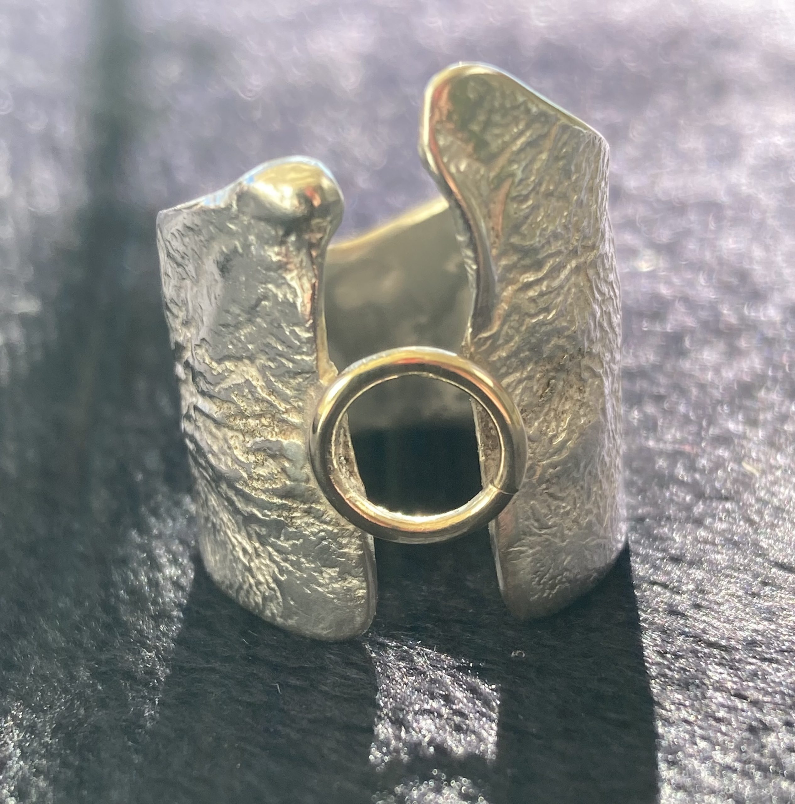 Sterling Silver and 9ct Gold Textured Undulating Ring. Highly polished - Image 4
